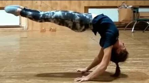 Une acrobate incroyablement souple