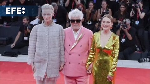 Almodóvar y sus "chicas" Tilda Swinton y Julianne Moore brillan en la tarde veneciana
