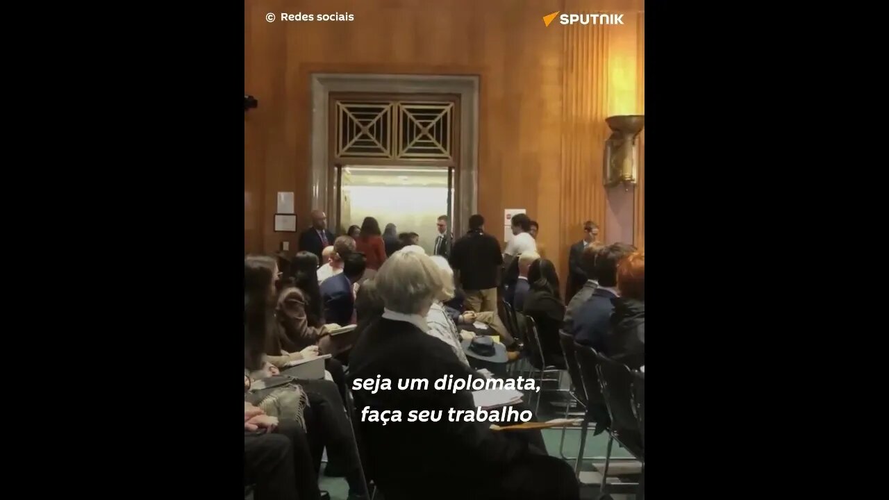 Manifestante interrompe Blinken no Senado, o acusando de alimentar conflito na Ucrânia