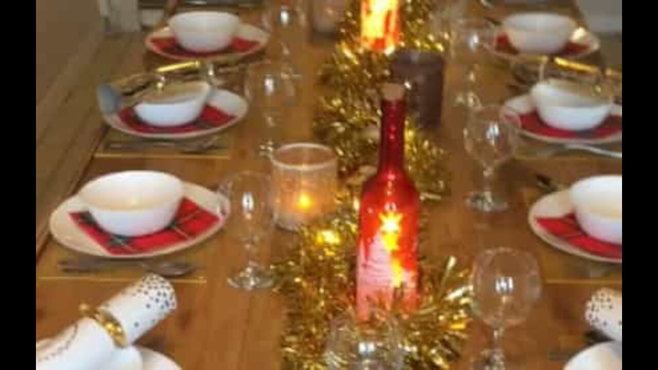 Pai recicla paletes de madeira e cria mesa para jantar de Natal incrível