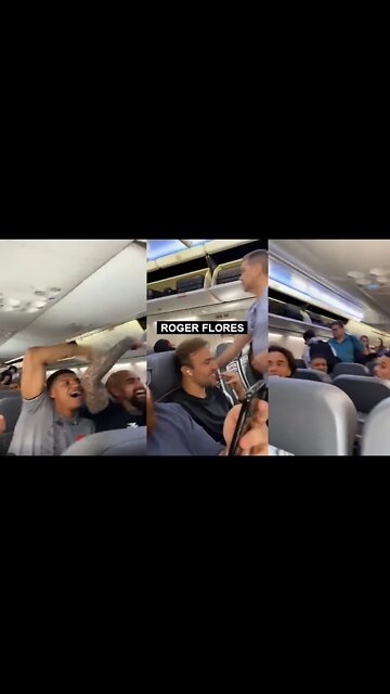 Time do Vasco comemorando no voo da volta de Recife (Sport x Vasco)