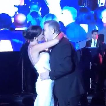 Το φιλί Ρέμου - Μπόσνιακ στη δεξίωση του γάμου του