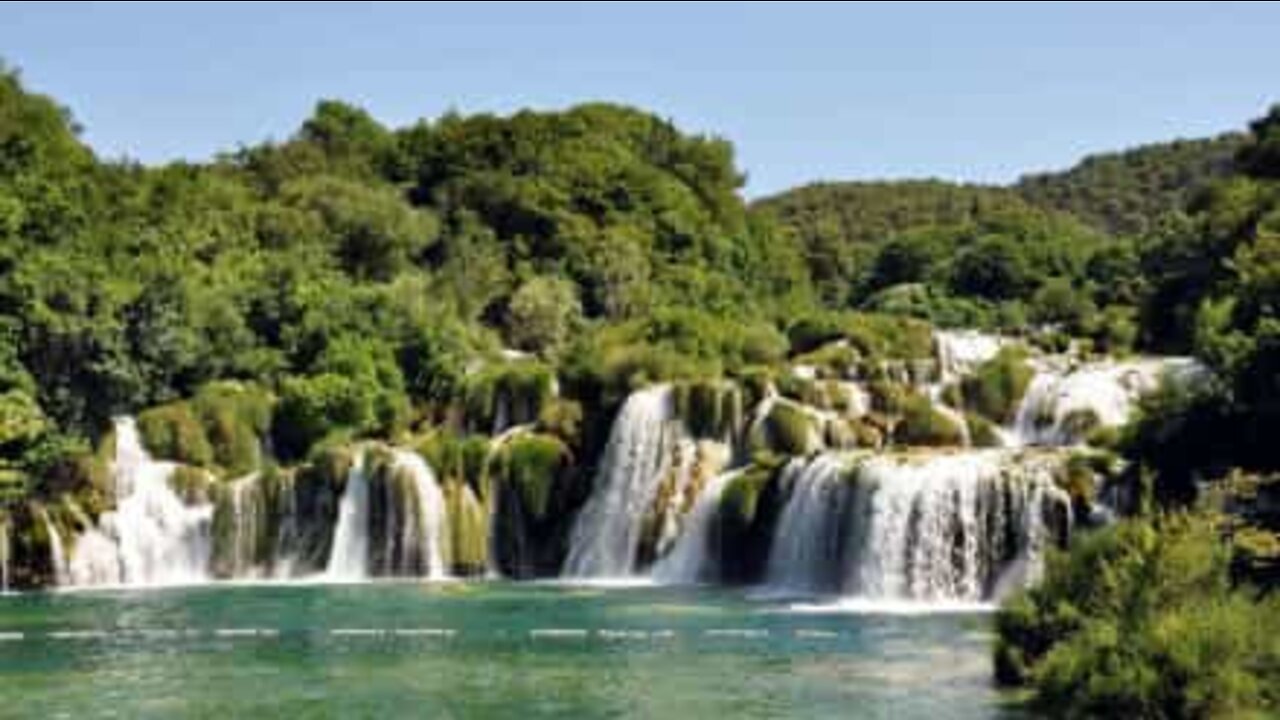 Existe um restaurante localizado numa cascata na Croácia