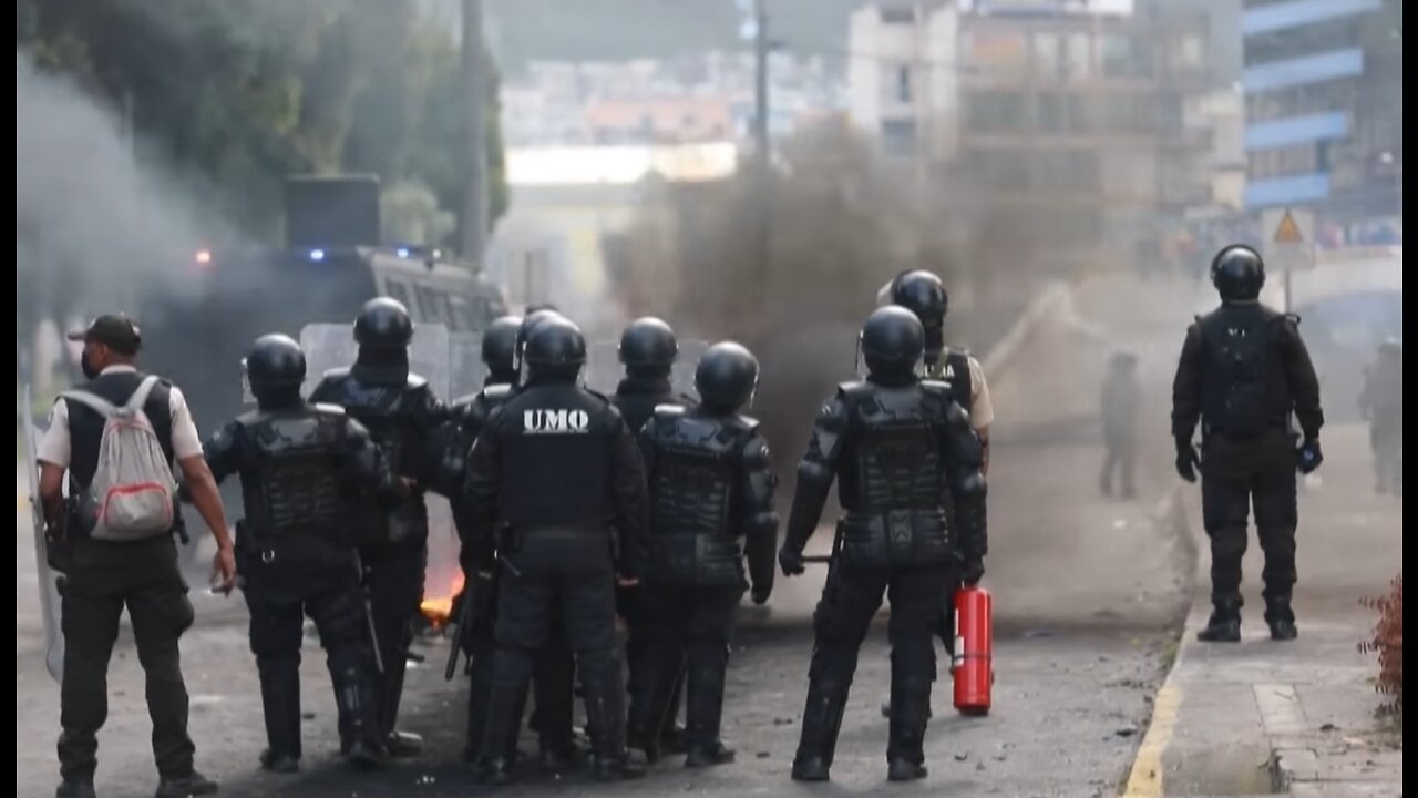 Salvaje agresión policial a manifestantes y periodista comunitario en Ecuador