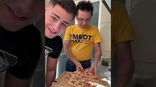 TATI TESTEAZA PIZZA DIN HAWAYANA #oguritamica #mancaciosul #mancare #pizza