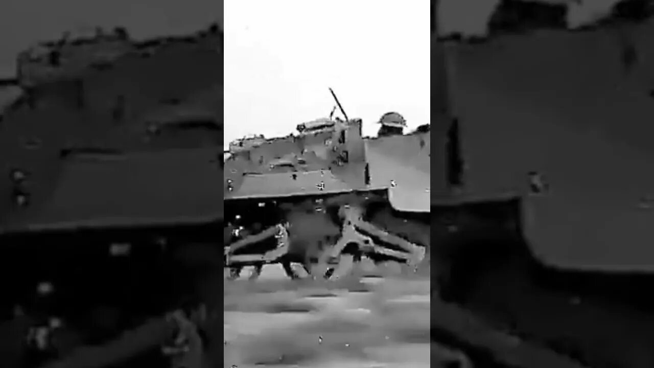 1941, área de Tobruk, norte da África. Uma transportadora Bren. #war #guerra #historia