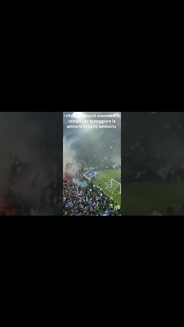 I tifosi del Napoli scendono in campo per festeggiare la vittoria in Serie A#shorts