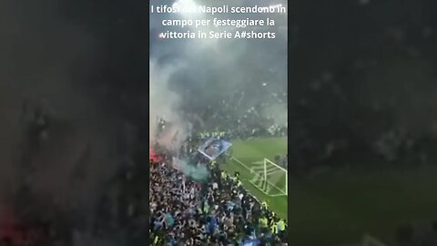 I tifosi del Napoli scendono in campo per festeggiare la vittoria in Serie A#shorts