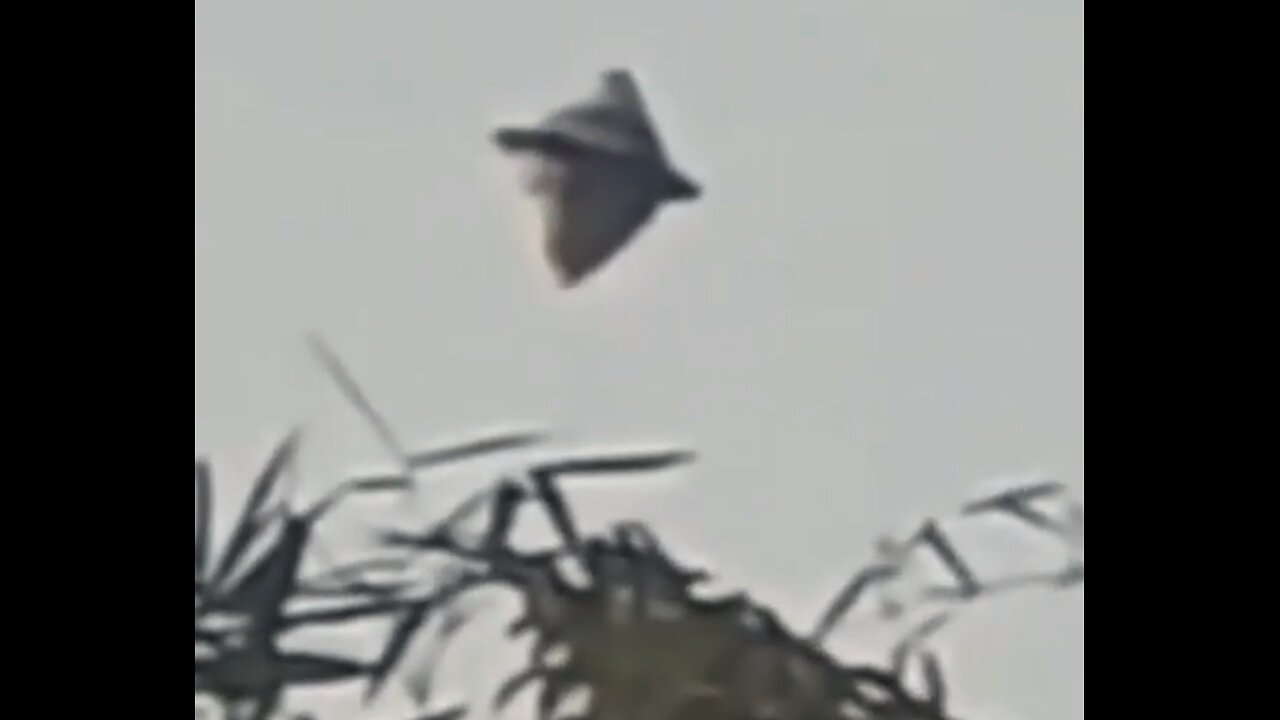 Acorn-shaped UFO Filmed in Daylight