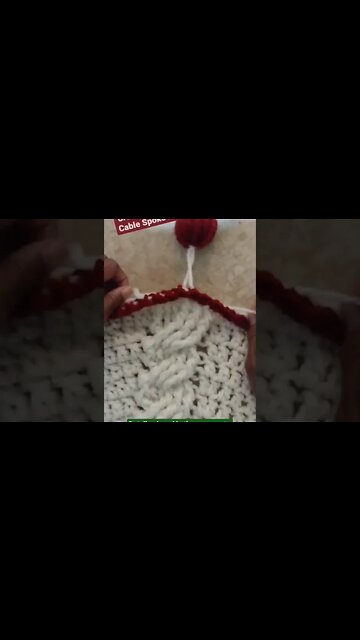 This cabled #crochet rug pattern has a double use just in time for 🎄 Christmas #crochetpattern