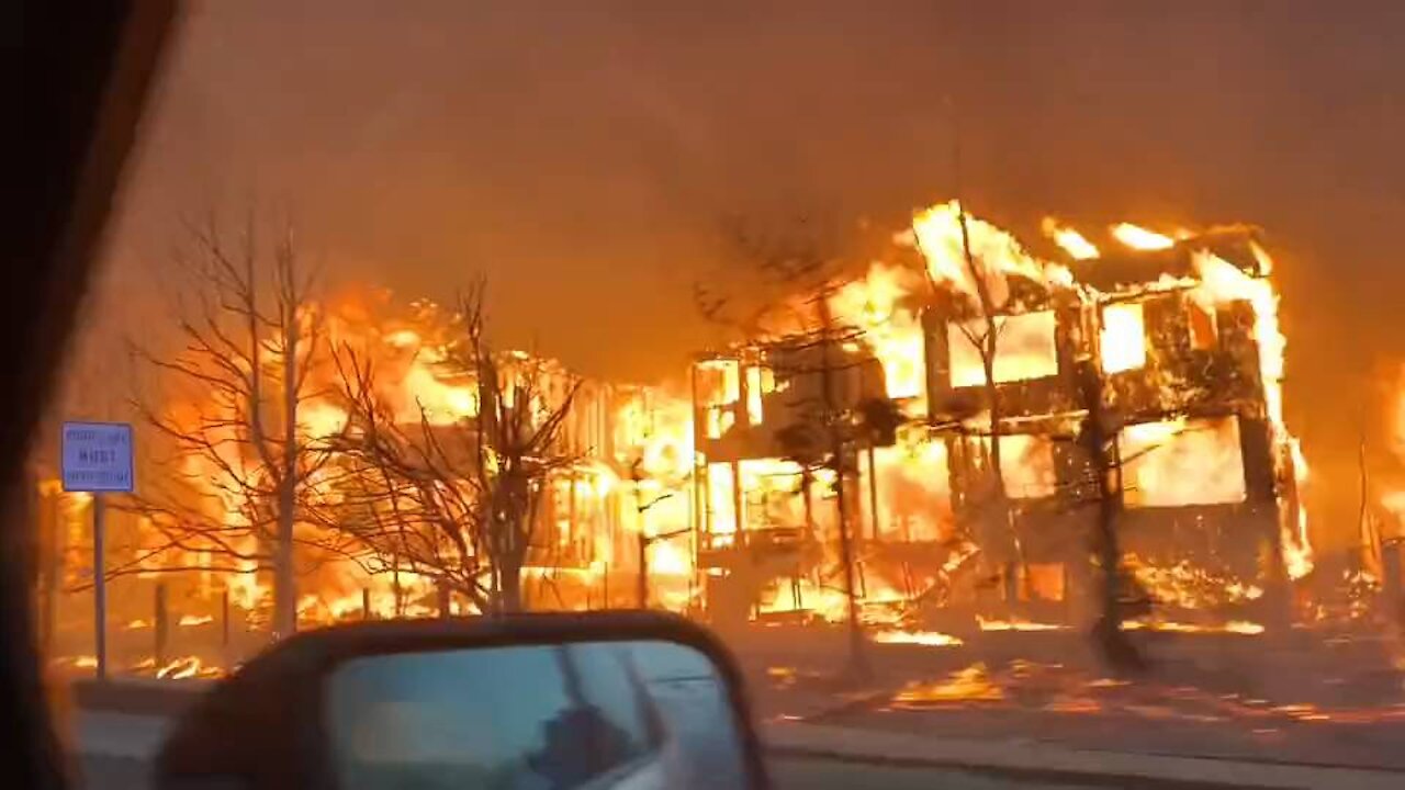 500+ homes destroyed & thousands of residents displaced as #MarshallFire engulfs Boulder County....