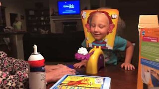 Une fillette pas très ravie de se faire entarter