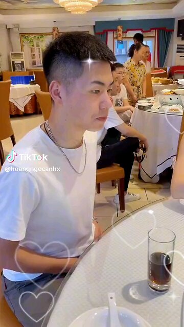 Epic Food Fiasco: Hilarious Couple's Big Bag Adventure at Event!"