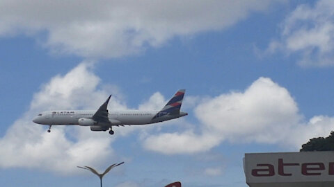 Airbus A321 PT-MXP na aproximação final antes de pousar em Manaus vindo de Brasília