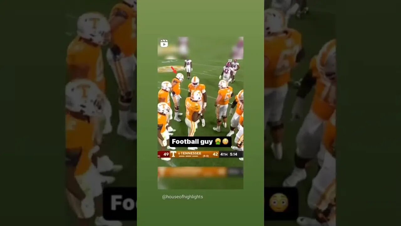 That's gotta suck🤮 #collegefootball #vomiting #yucky #disgusting #embarassing #insane