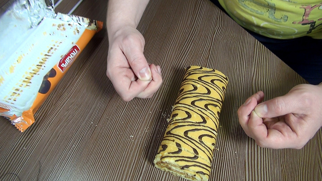 Simple Kitchen Life Hack To Cut Cake