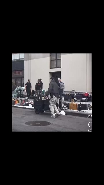 NEW YORK POLICE👮🏻‍♀️🚨🎒🚷💼⛔️RAID VENDORS ON SIDEWALK SELLING IMITATION HANDBAGS👮‍♂️🚫🚨🚯👜💫
