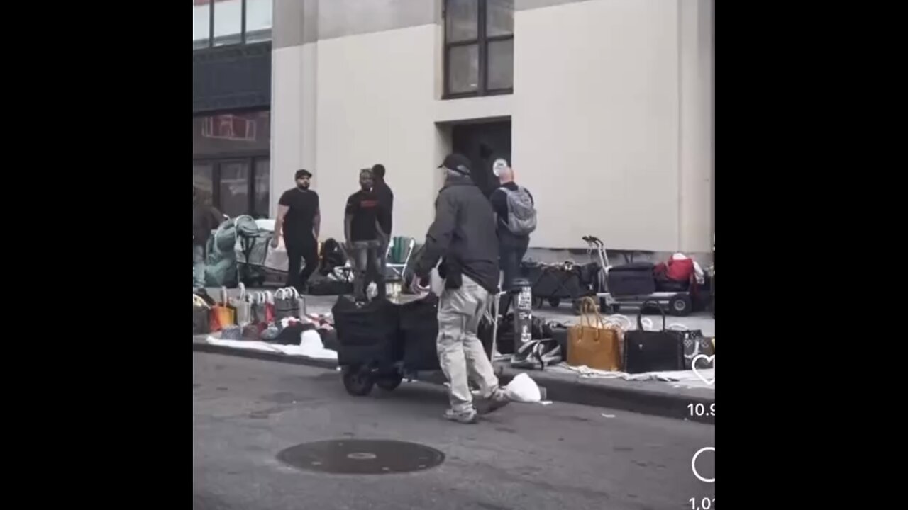 NEW YORK POLICE👮🏻‍♀️🚨🎒🚷💼⛔️RAID VENDORS ON SIDEWALK SELLING IMITATION HANDBAGS👮‍♂️🚫🚨🚯👜💫