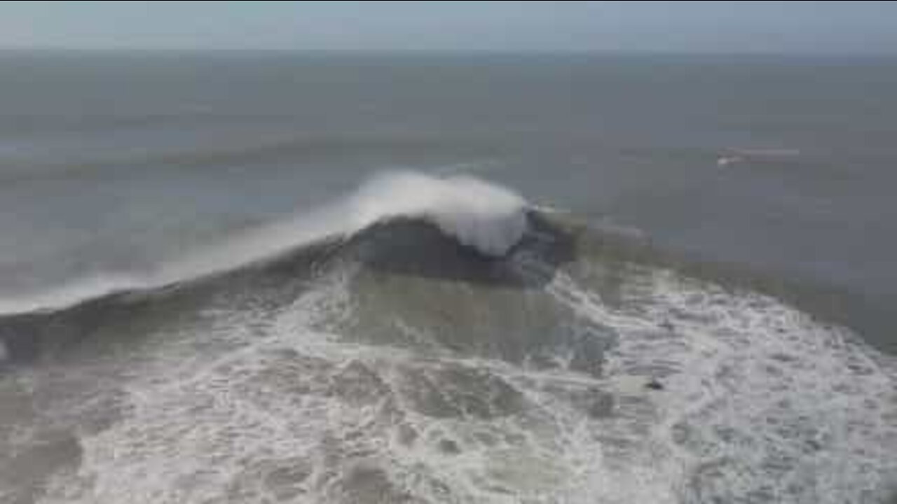 Le gigantesche onde di Nazaré viste da un drone