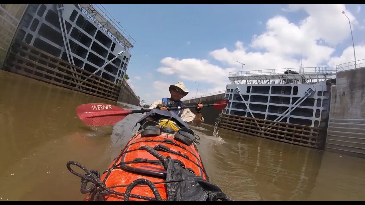 How to go Through a Lock (Mississippi River)