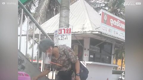 Senhora usa máscara caseira anti-vírus muito bizarra