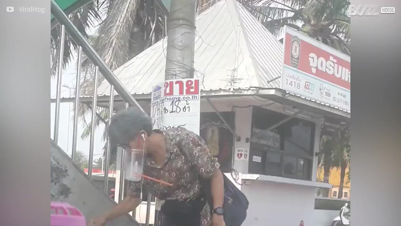 Senhora usa máscara caseira anti-vírus muito bizarra