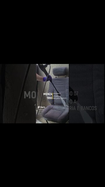 Lavando o banco do motorista do monza