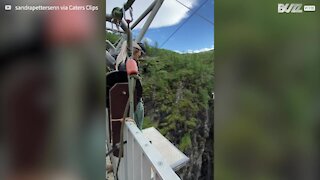 Cet homme bouscule une jeune femme qui hésitait à sauter à l'élastique