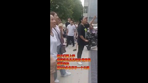 9月2日，河北衡水，网曝武邑县武罗小学，开学前学校承诺有学籍，可就在开学的前一天，学校突然临时通知办不了学籍，家长可以办理退费，于是家长们来到教育局喊话维权。