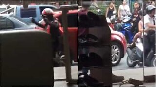 Fou du volant! Un touriste en colère s'attaque à un policier