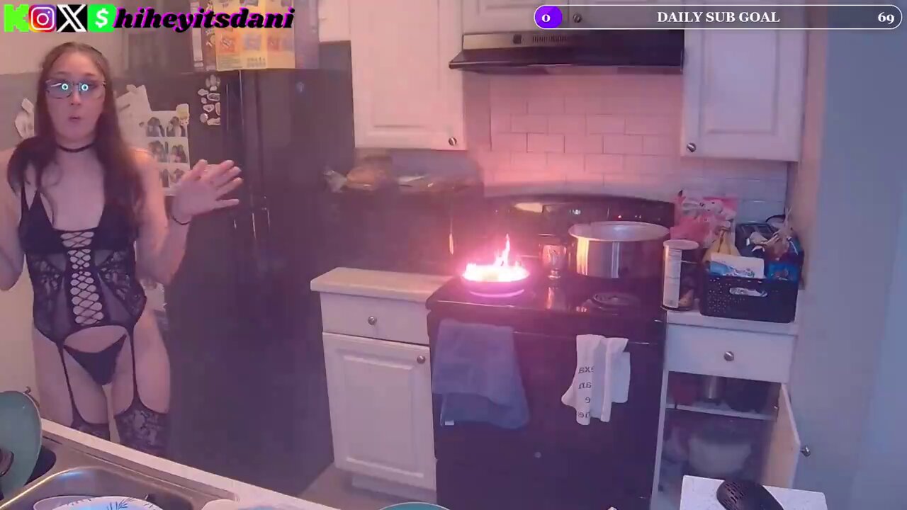 Streamer sets kitchen on fire while cooking 😭😭