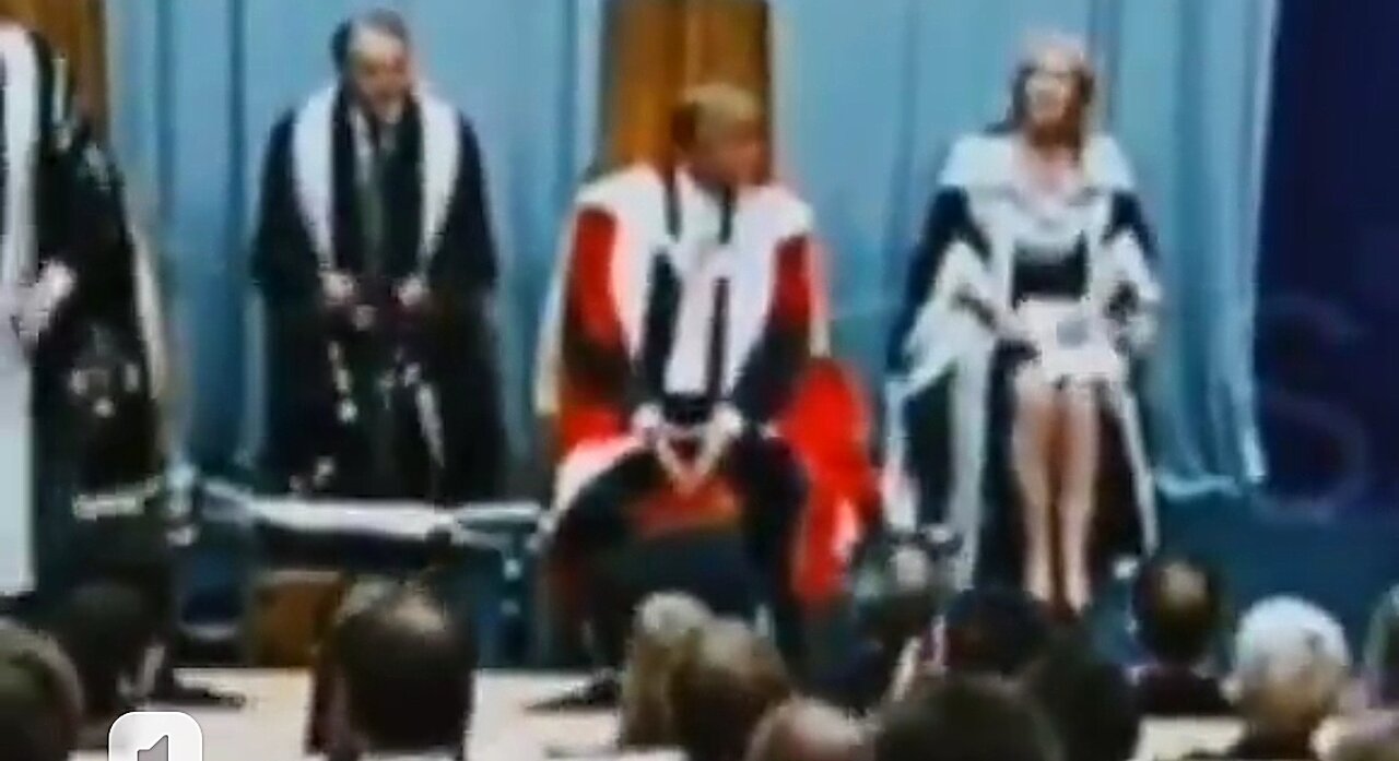 ANYBODY HAVE ANY IDEAS ON WHY TRUMP IS WEARING A KING'S ROBE HERE? 🤔