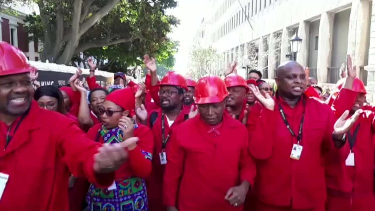 South Africa - Cape Town - EFF sings outside the National Assembly (video) (Lxa)