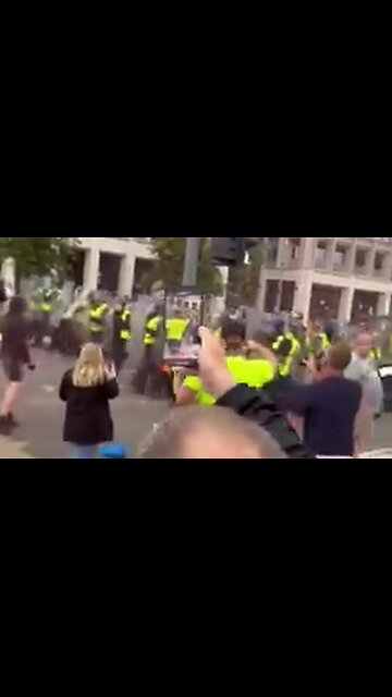Protesters in UK: police forced to retreat in Sunderland 🇬🇧