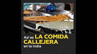 Un chef indio cocina comida callejera muy rápidamente