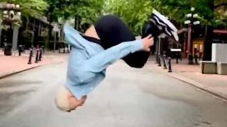 Ce jeune homme réalise un saut périlleux arrière dans 20 endroits différents!