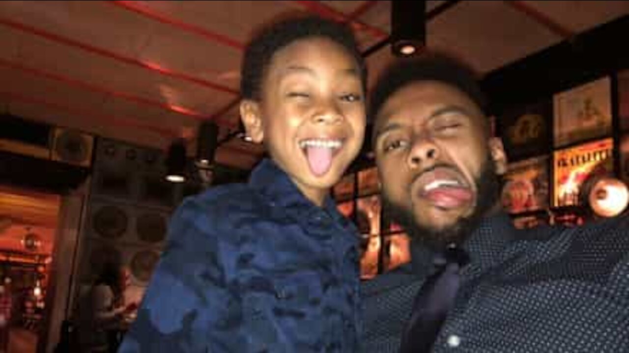 Un oncle enseigne à son neveu une démarche stylée