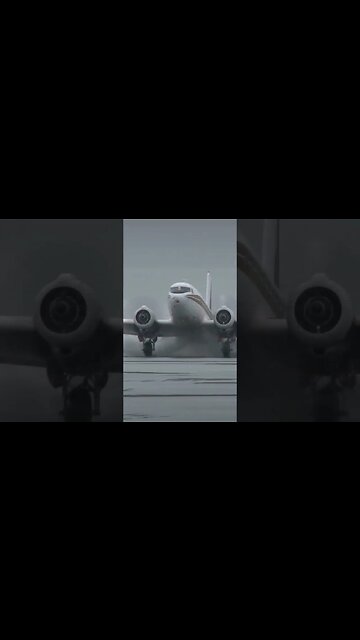 😳 DC-3 lands on wet beach😎 #aviation #beach #landing