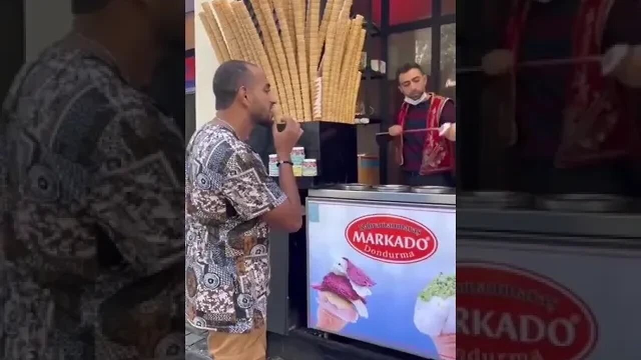 Мороженщик понял, что сопротивление бесполезно. :( 🥹