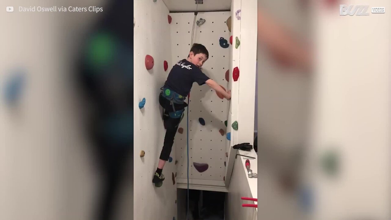 Pai constrói parede de escalada nas escadas de casa