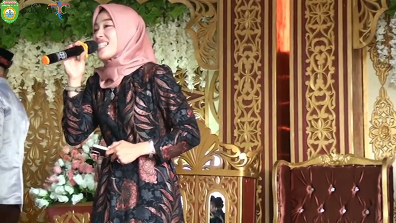 SEBUAH TEMBANG DANGDUT LAWAS KABUT BIRU OLEH IBU2 KONDANGAN DI TEMPAT HAJATAN PERNIKAHAN DI BANDAR