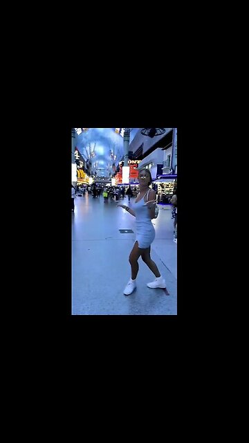 Beautiful girl!😎🎧