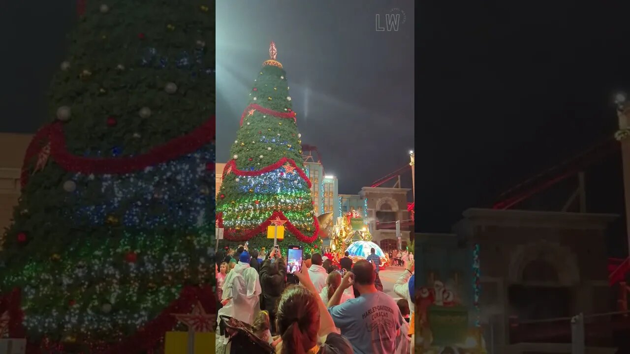 Santa arrives at Universal Orlando's Macy's Holiday Parade! #shorts