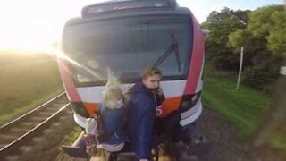 Inconscient des dangers, ce couple a une curieuse façon de prendre le train