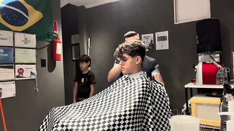 Fade em “V” mas não pode cortar a franja, hein! 😂 | #barbearia