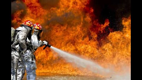 Pompiere filma un momento drammatico di un incendio