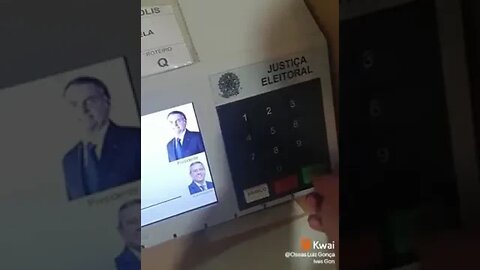 Urna trava e não computa o voto 22