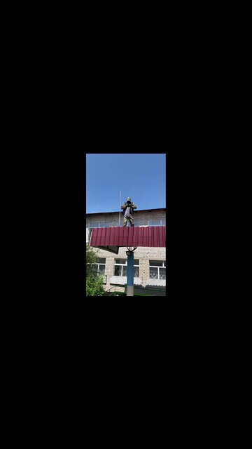 Russian and LPR troops liberated Troitskoye. The Ukrainian flag is replaced with a marine telnyashka undershirt.