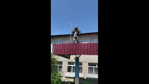 Russian and LPR troops liberated Troitskoye. The Ukrainian flag is replaced with a marine telnyashka undershirt.