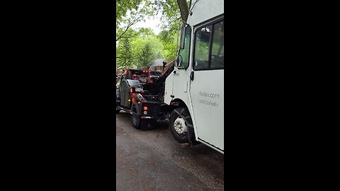 FedEx box truck tow